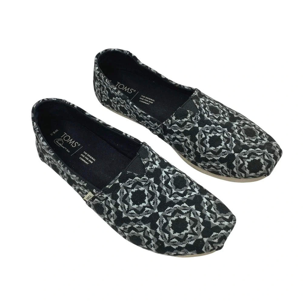 TOMS Slip On‎ Flats Womens Size  9.5 Grey Black Geometric Medallion Tapestry